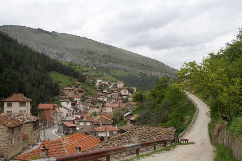 Кмет води ваксинирани съселяни на море