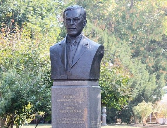 Прокуратурата се самосезира за оскверняването на паметника на Удроу Уилсън