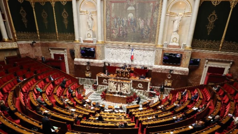 Парламентът на Франция готов да наложи здравни пропуски до 31 юли догодина