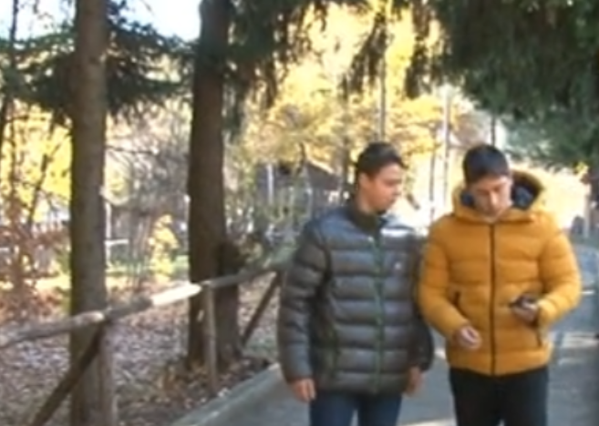 Деца от Велинград върнаха скъп телефон, наградиха ги