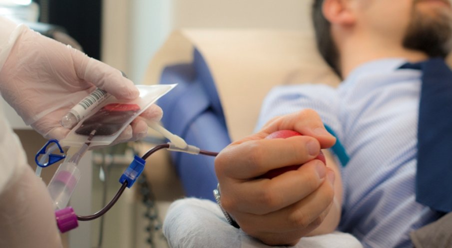 Германският здравен министър ваксинира две деца срещу ковид в зоопарк в Хановер