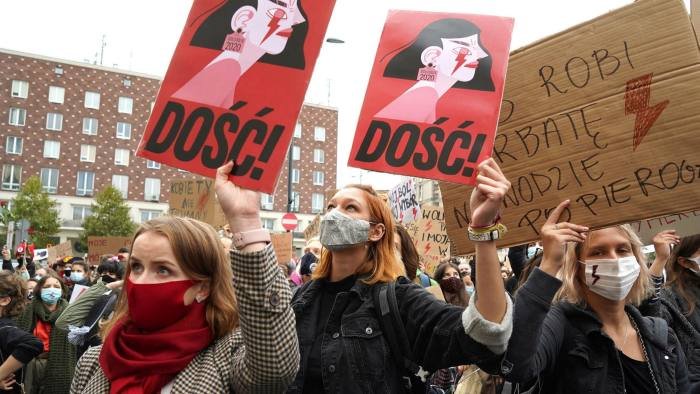 Смъртта на бременна жена в Полша отново разпали спора за абортите в страната