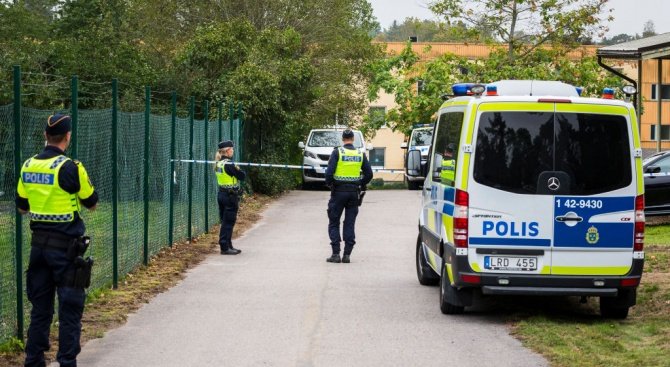 ТЕРОР: Ислямист наръга полицай в Кан