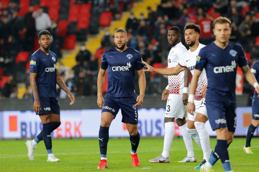 КУРИОЗ: Рефер изкара футболисти от банята, за да си доиграят мача