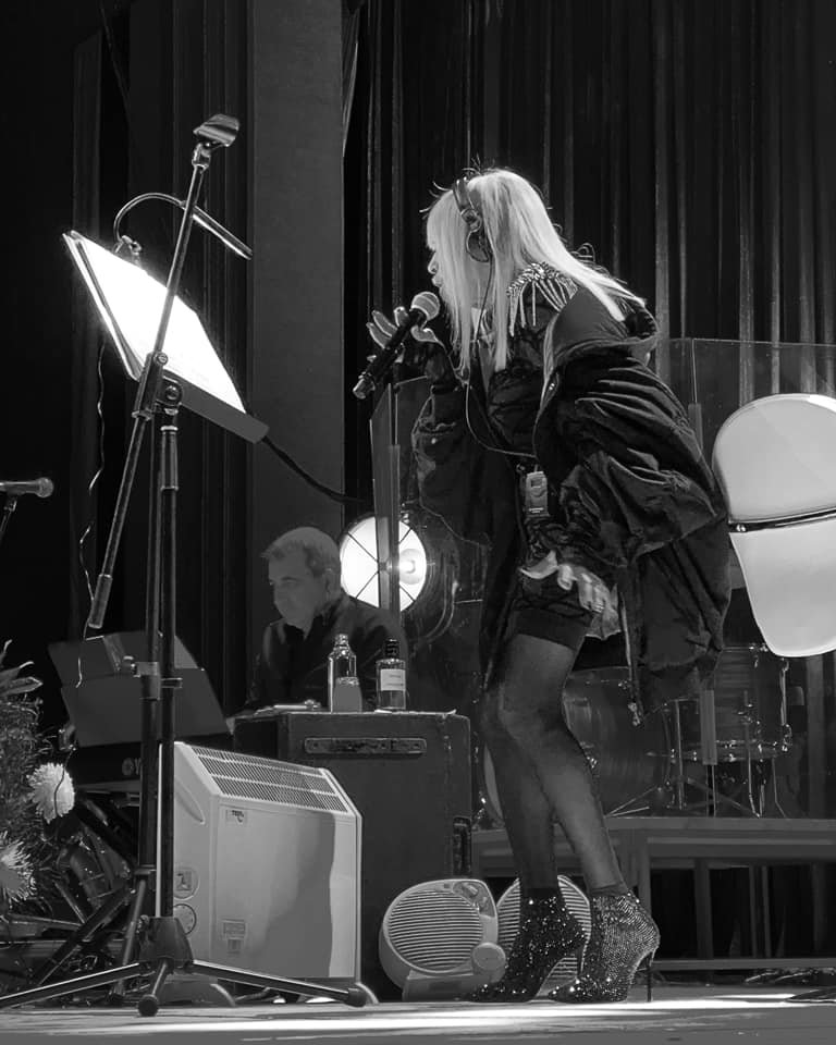 ИЗЛАГАЦИЯ: Греят Лили с 3 духалки на сцената под Царевец