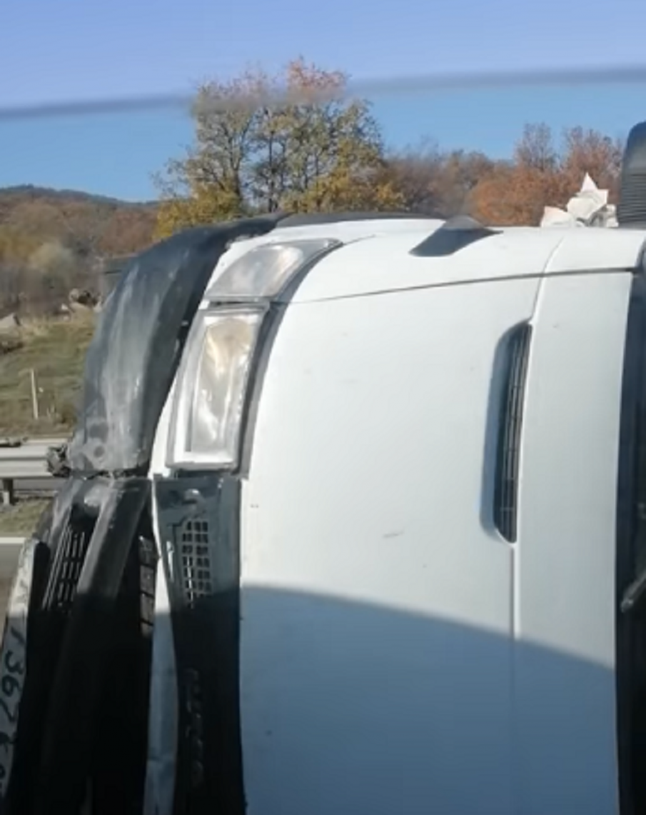 Камион се обърна на магистрала Тракия“, има задръстване
