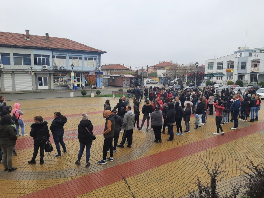 Над сто родители се събраха в град Раковски на протест