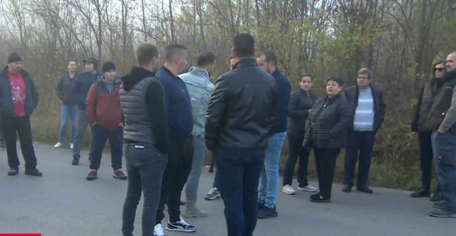 Жители на Нови хан излязоха на протест заради лош път