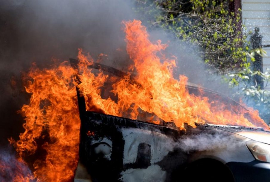 Опитаха да подпалят скъп автомобил в Харманли