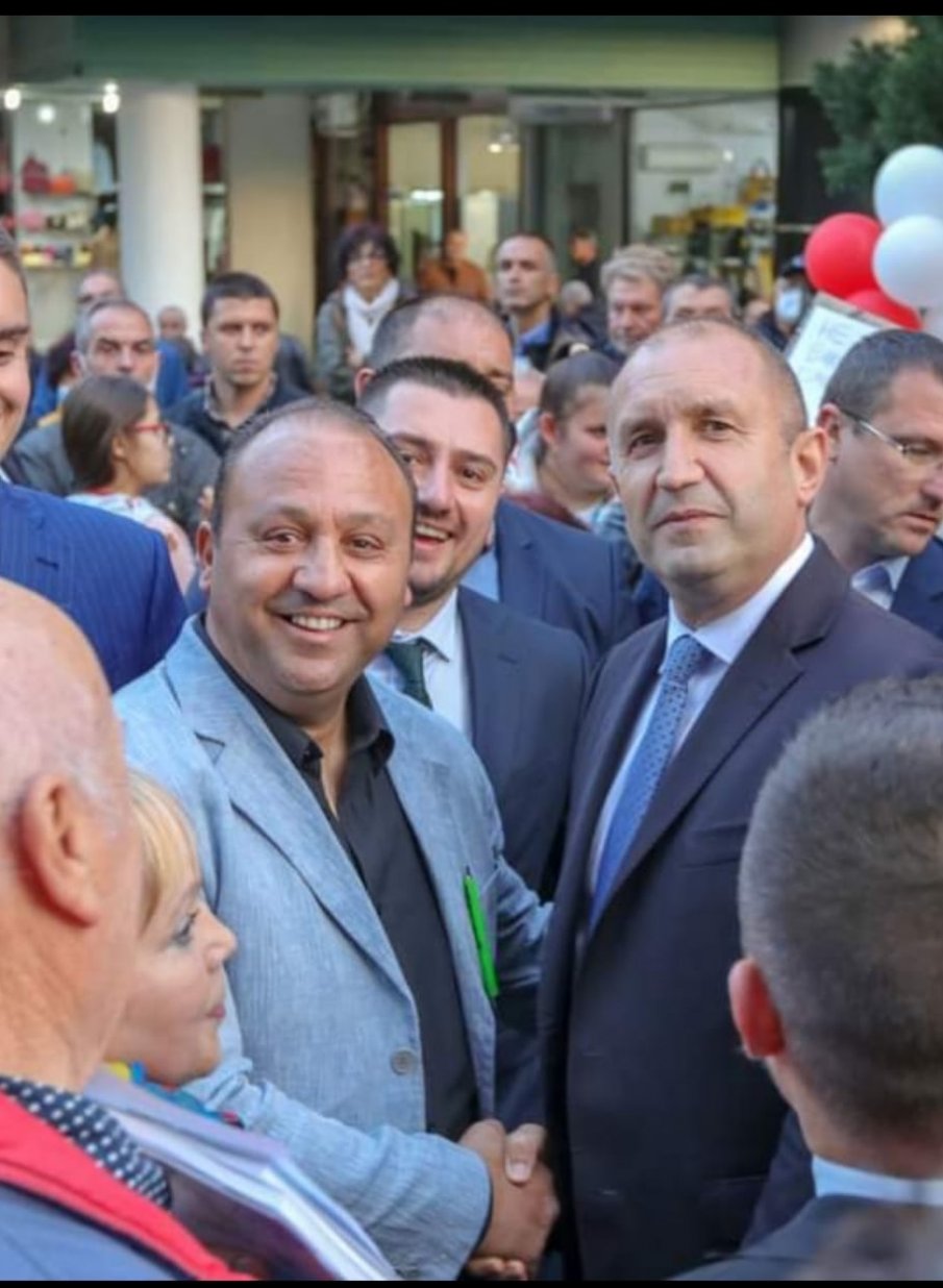 СИГНАЛ ДО ПИК: Вижте как човек на Радев вози ромски бос от партията на Манолова с джипа си из изборните секции - президентът се снима с него преди дни (СНИМКИ/ВИДЕО)