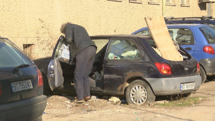 Клошари са се настанили в изоставен автомобил пред жилищен блок