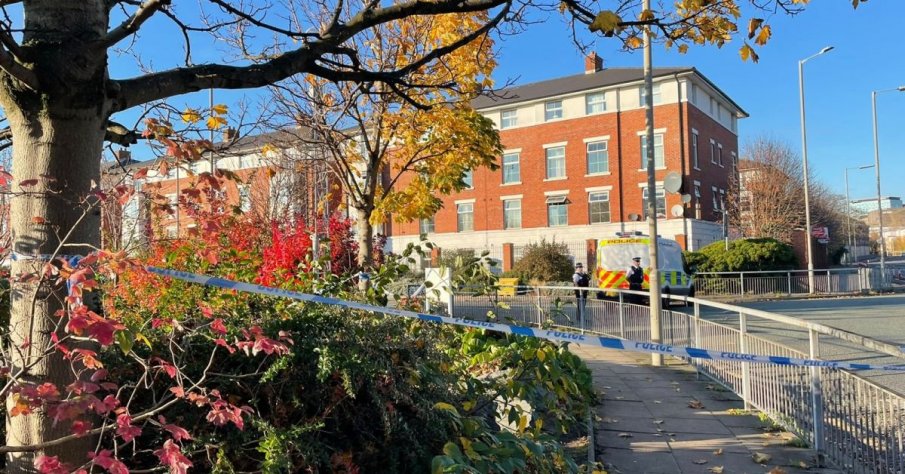 Взрив избухна пред болница в Ливърпул, има загинал (СНИМКИ)