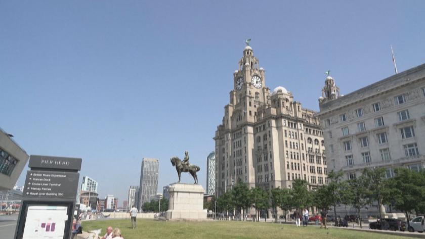 Трима задържани след взрива пред болница в Ливърпул