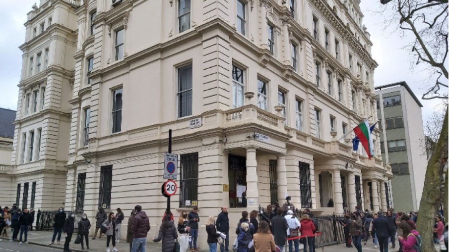 Продължаваме промяната и Румен Радев водят на изборите във Великобритания