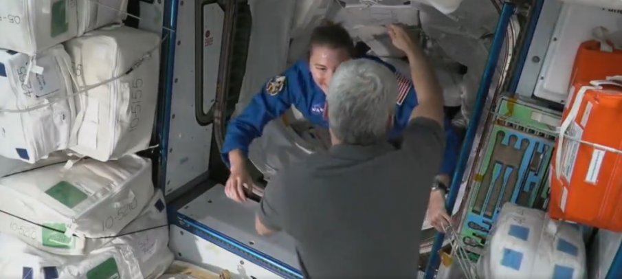 След 21 часа полет: Капсулата „Дракон” на SpaceX се скачи с МКС