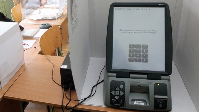 КУРИОЗ: Жена изяде разписката от машината, след като гласува в София