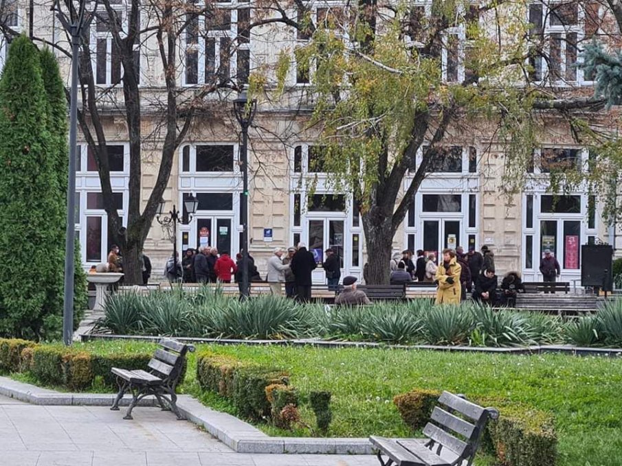 ФАЛСТАРТ: Кметът на Русе с общински средства и хора рекламира Радев, но се провали (СНИМКИ)