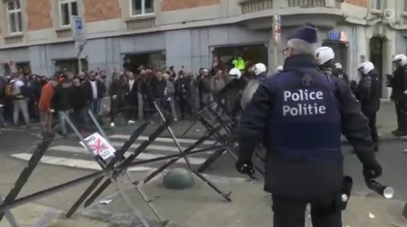 Десетки хиляди на протест срещу ковид ограниченията в Брюксел