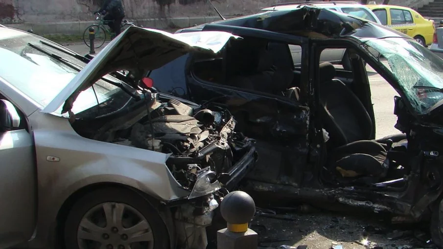 НЕЛЕПО: Мъж загина, премазан от коли във Варна - опитал да помогне при катастрофа