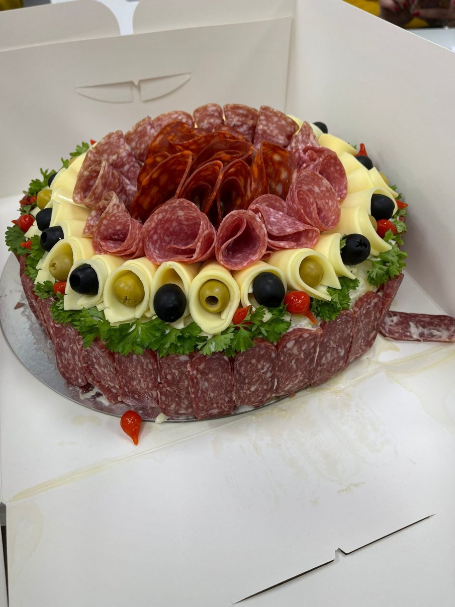 ПЪЛЕН ШАШ: Торти от луканка за администрацията на Радев - от Външно министерство се хвалят с почерпки (СНИМКИ)