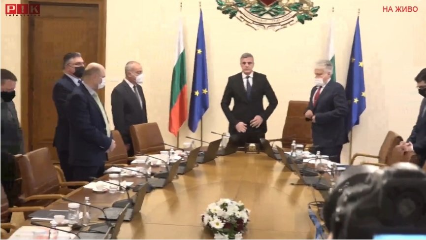 ИЗВЪНРЕДНО В ПИК TV! Служебното правителство на Румен Радев заседава и в деня на национален траур - кабинетът почете жертвите с минута мълчание (ВИДЕО/ОБНОВЕНА)