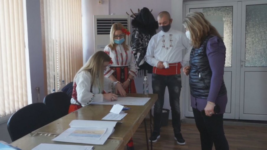 Членове на СИК в Кула се явиха на балотажа с носии