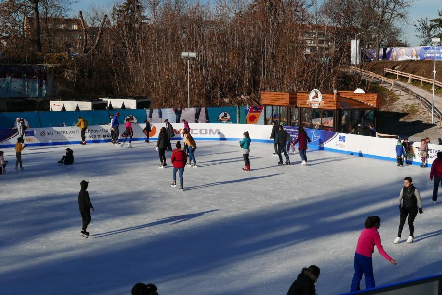 Ледената пързалка Юнак в София отваря врати за посетители на