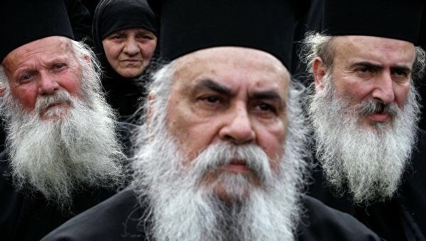 Отстраняват 14 свещеници в Гърция, не били ваксинирани