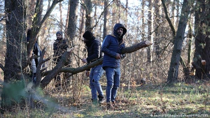 Откриха мигрантски бивак в гората над Ихтиман - каналджиите ги излъгали, че това е границата