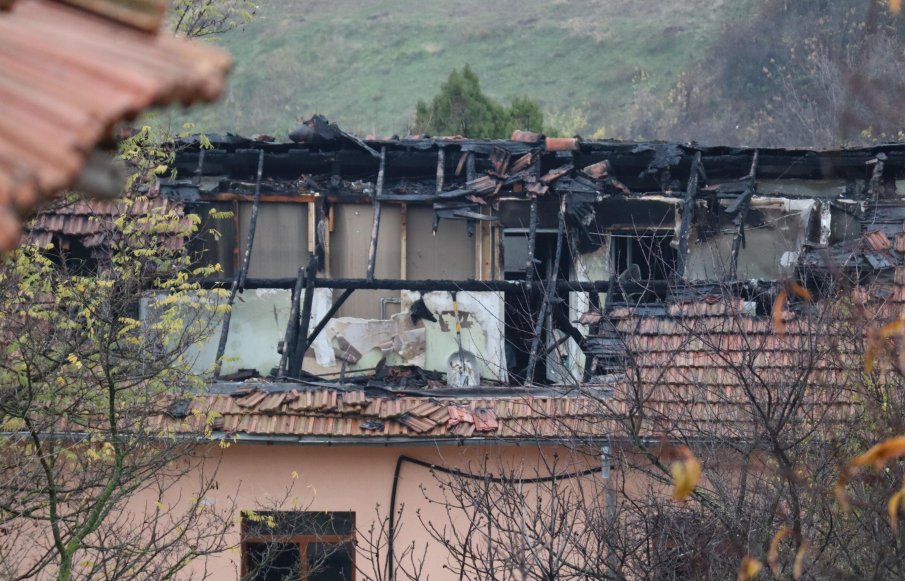 ГЕРОИ: Три деца влезли в горящия дом за възрастни хора преди пожарникарите
