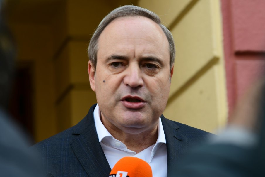 Кандидатът за президент проф. Анастас Герджиков дава своя вот на