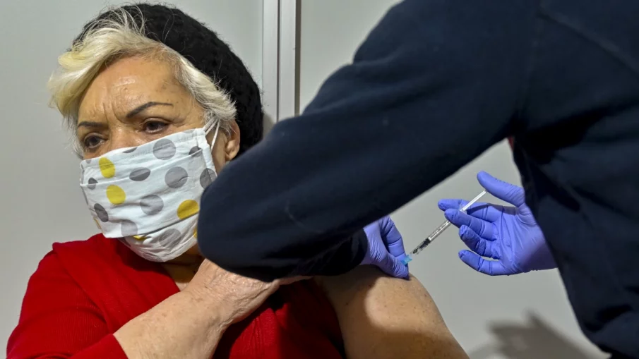 Италия въвежда задължителна ваксинация за хората над 50 години