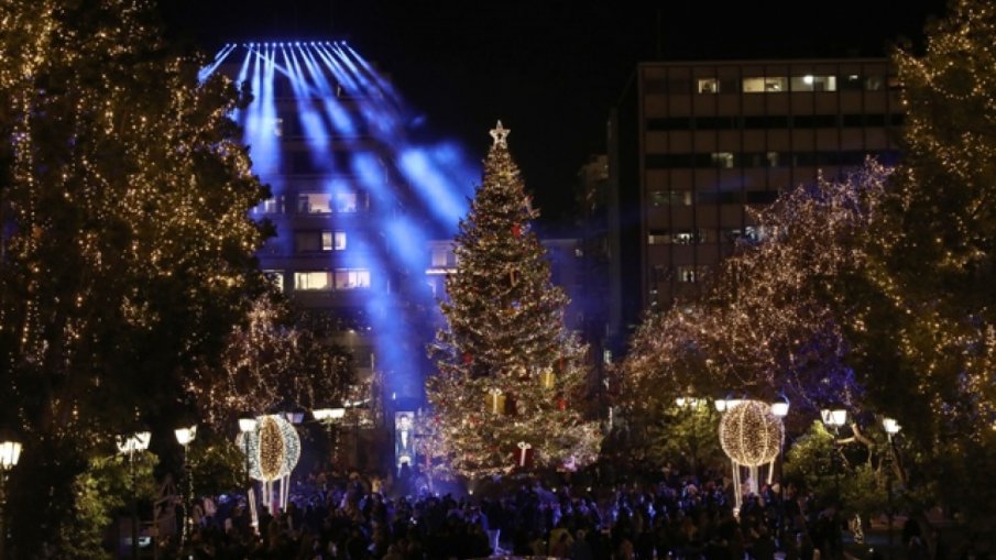 19-метрова краси централния площад в Атина. Дървото, донесено от Карпениси