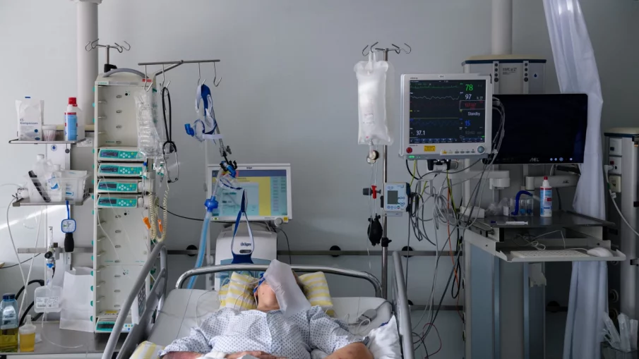 Млад мъж с фалшив сертификат почина от COVID-19