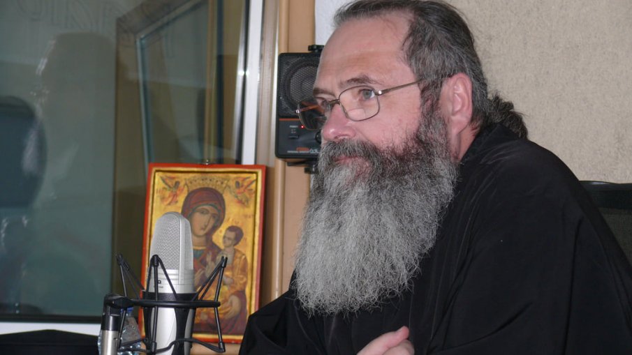 Ники Кънчев потъна в траур, почина свещеникът, кръстил дъщеря му