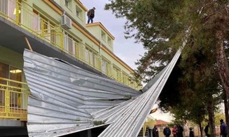 Силният вятър събори покрива на детската градина в Ново село край Пловдив