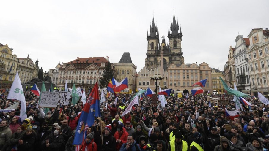 Хиляди се събраха в столицата Прага на протест срещу ограниченията.Участниците