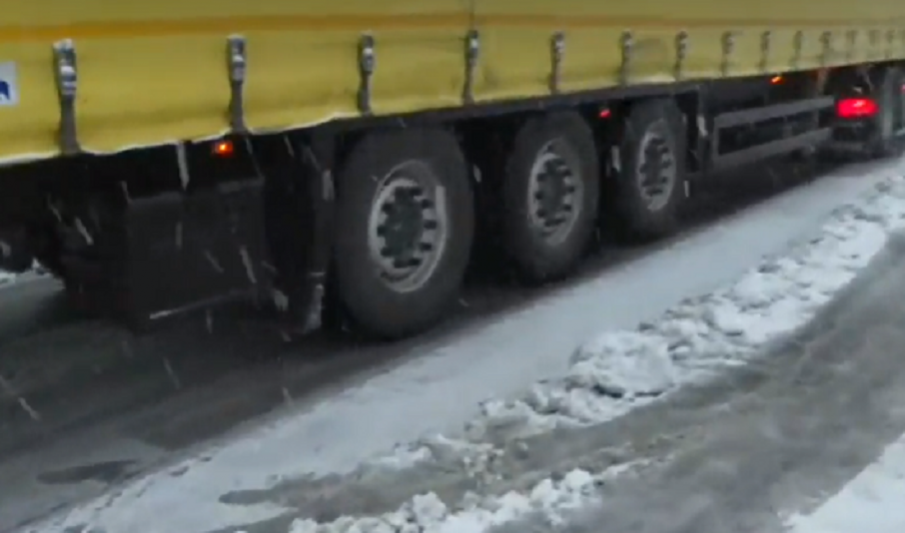 ИЗВЪНРЕДНО! Заради снега затвориха проходите за камиони