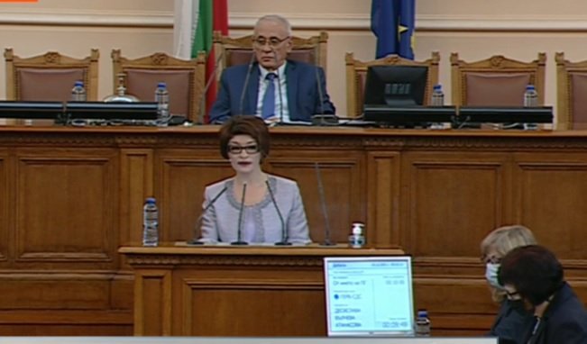 Председателят на парламентарната група на ГЕРБ-СДС Десислава Атанасова размахва пръст