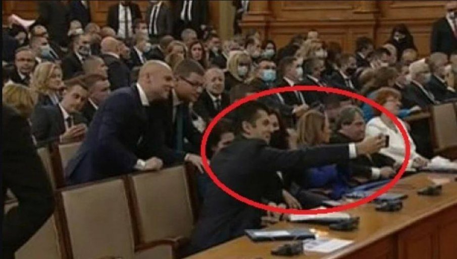 Киро се забавлява със селфита в пленарна зала