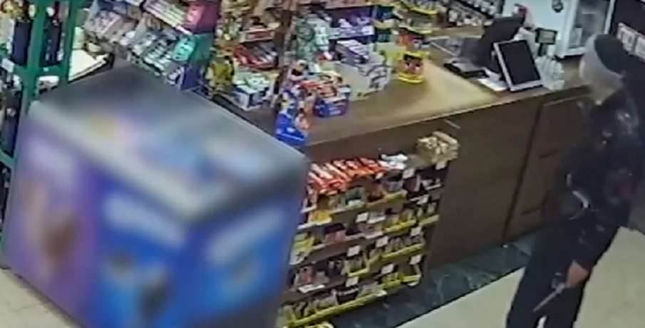 Бандит с нож опита да ограби магазин в Пазарджик, смел гражданин го предаде на полицията