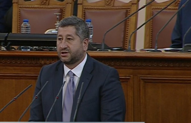 Съпредседателят на Христо Иванов чете декларация от името на партията