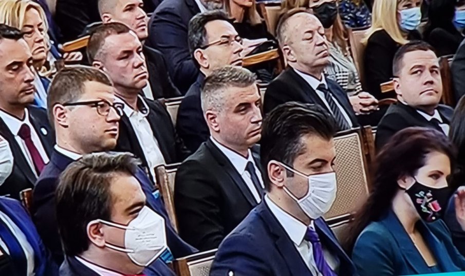 Мрежата избухна: Нарушителят на Конституцията Кирил Петков се закле като депутат. Куп мазници ръкопляскат за пари и далавера