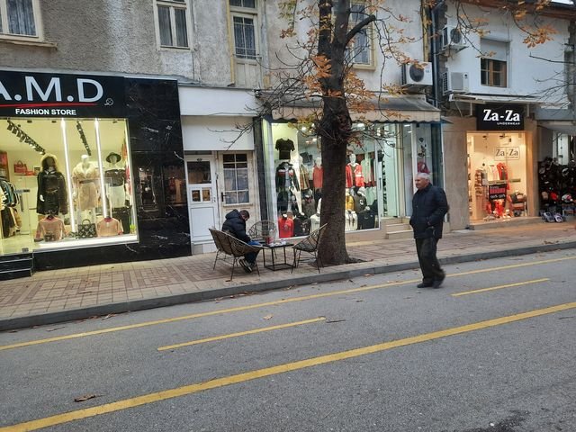 От 80 магазина на централната търговска улица Македония в едва