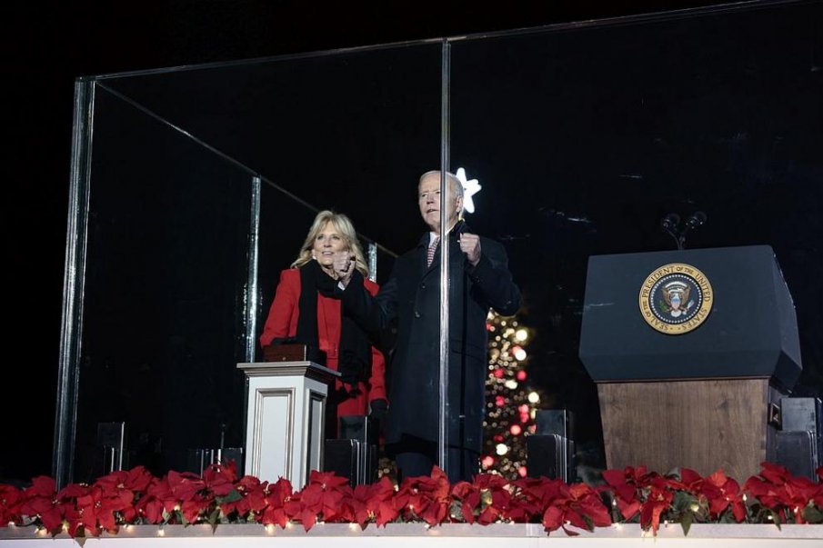 Джо Байдън и съпругата му запалиха светлините на коледното дърво пред Белия дом (ВИДЕО)