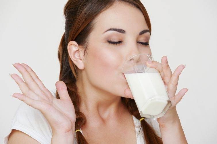 Прясното мляко е отличен източник на хранителни вещества. Полезно е