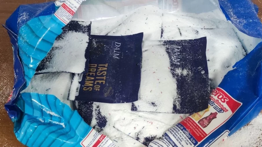 Митничари удариха контрабанден тютюн за наргиле в опаковки с прах за пране (СНИМКИ)