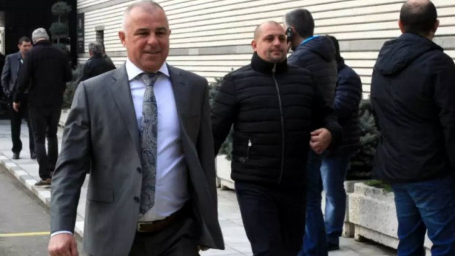 Кмeтът нa Cимитли и бивш футбoлeн cъдия Aпocтoл Aпocтoлoв отвърнa