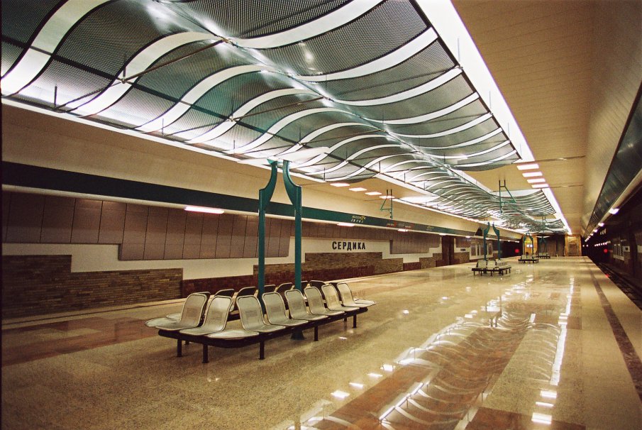 Тийнейджър преби с камък малолетно момче на метростанция Сердика