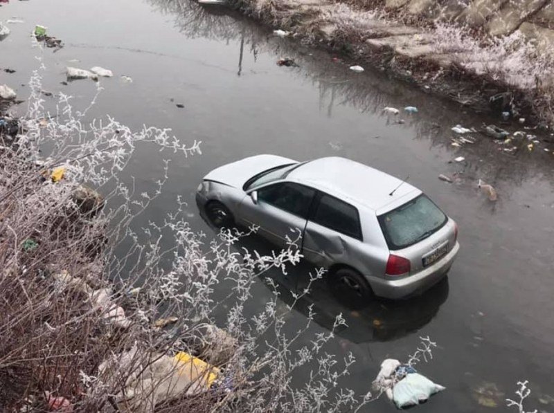 Дупничанин полетя с аудито си в река Бистрица, спаси се по чудо